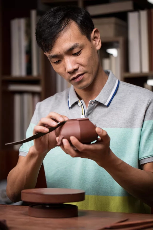 江苏省工艺美术大师华健喜收工艺美术师章杰为徒